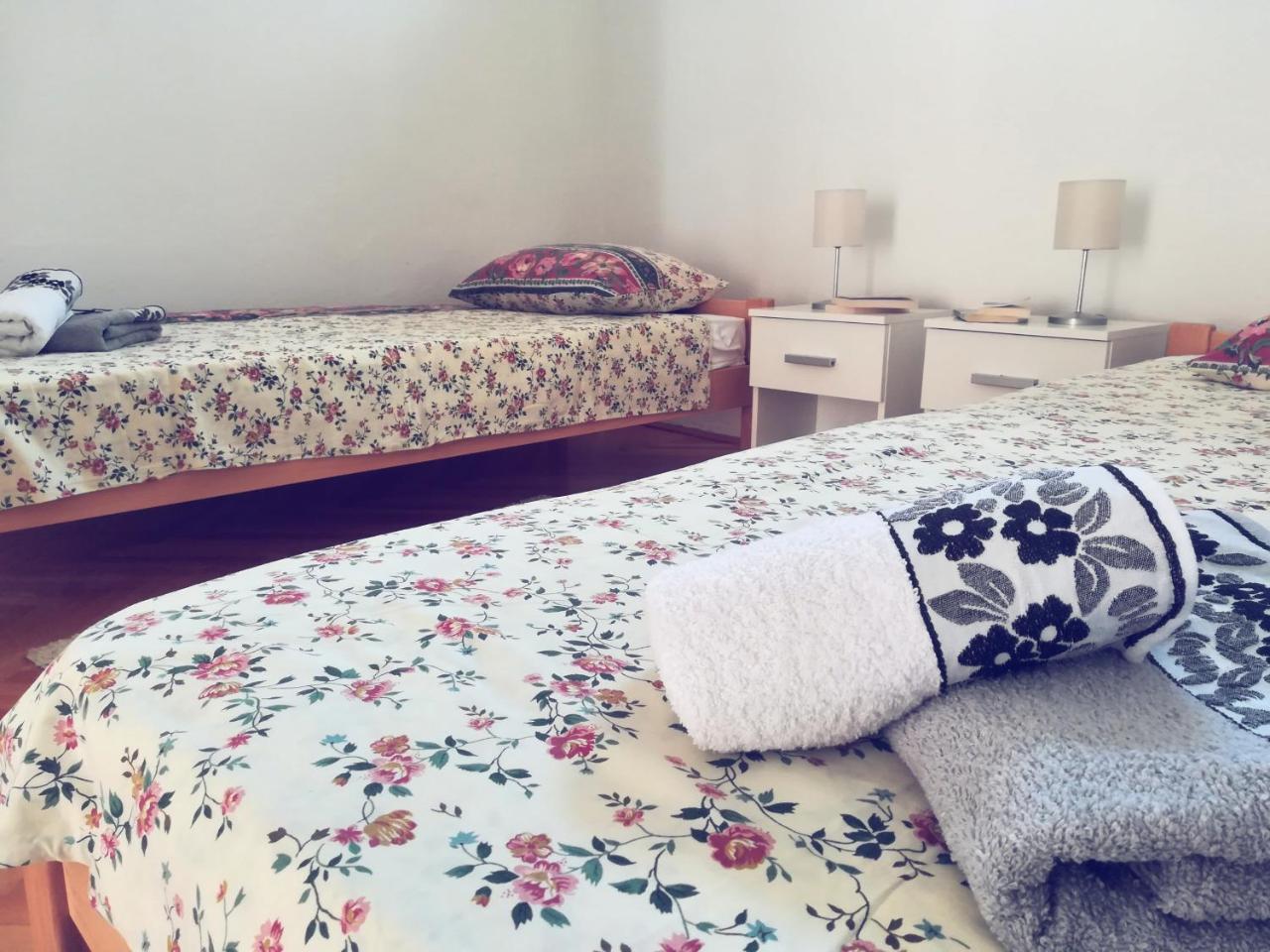 Apartmani La Grande Motte Vrdnik Bagian luar foto